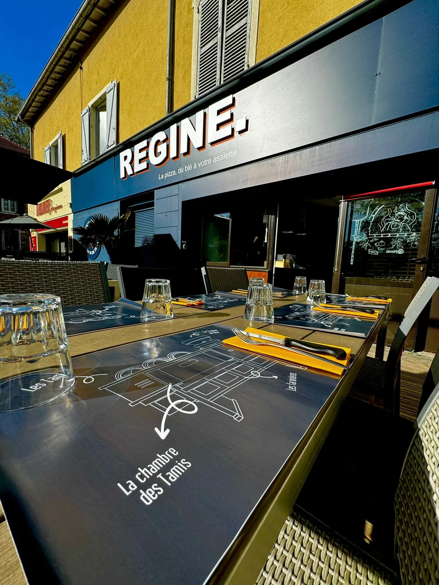 Salle et terrasse de la pizzeria Régine à Fontaines-sur-Saône